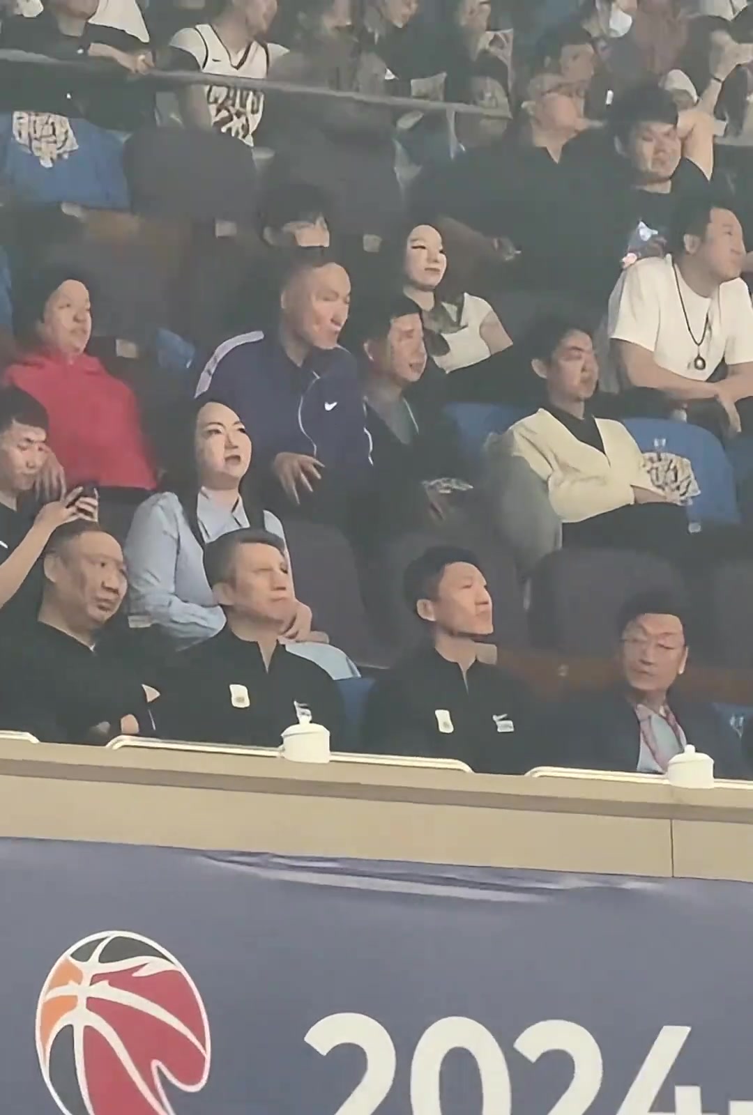 大佬云集！郭士强/王治郅/张庆鹏/王晗观战北京德比G2
